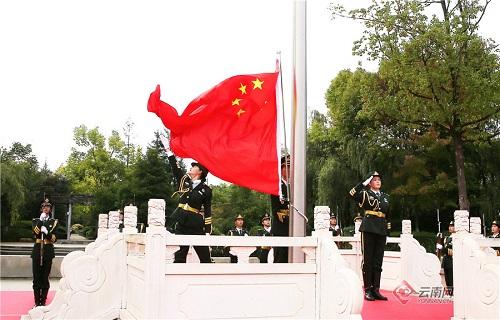 时髦优雅的粉色短款上衣，小个子女生也能穿时髦敢，你觉得怎么样？游戏画面